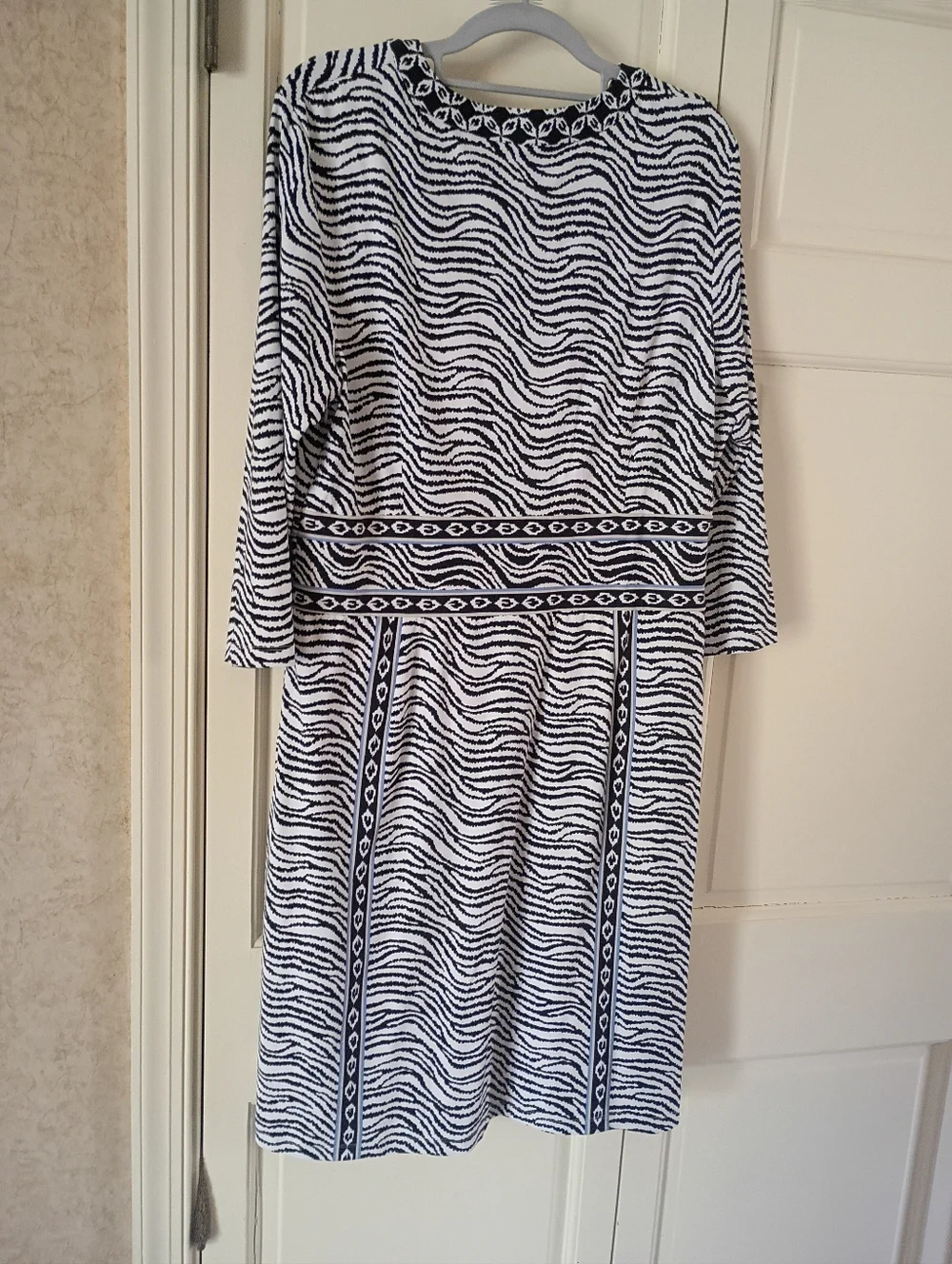 Black & White Patterned V-Neck Midi Dress.New No Tag.Pit To Pit 21" - Picture 3 of 6